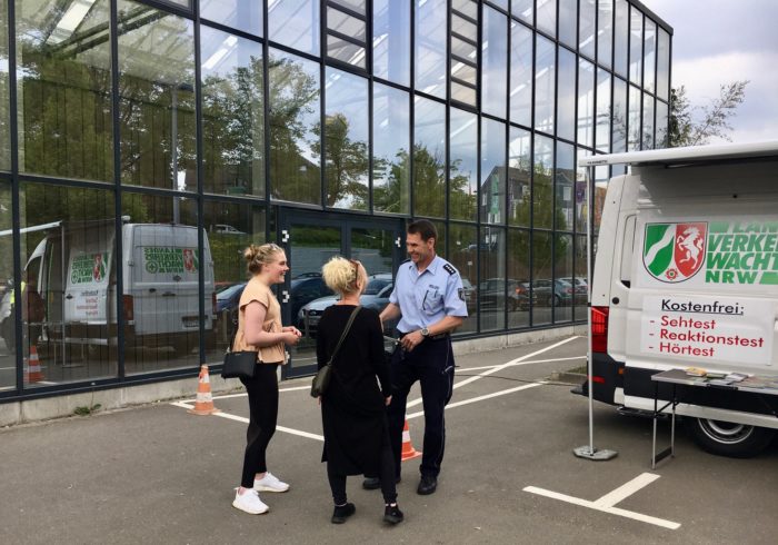 Prävention der Verkehrswacht und Polizei, diesmal in Lüttringhausen vor einem Garten-Center.