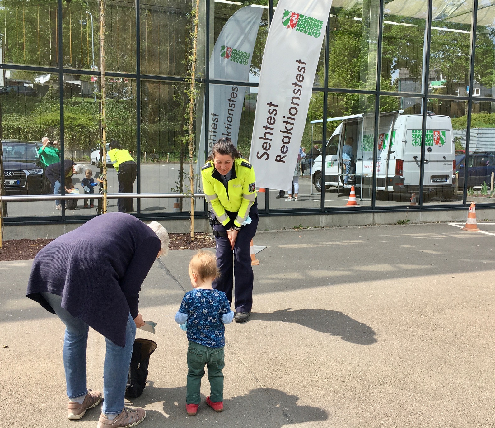 Prävention der Verkehrswacht und Polizei, diesmal in Lüttringhausen vor einem Garten-Center.