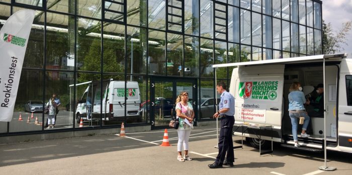 Prävention der Verkehrswacht und Polizei, diesmal in Lüttringhausen vor einem Garten-Center.
