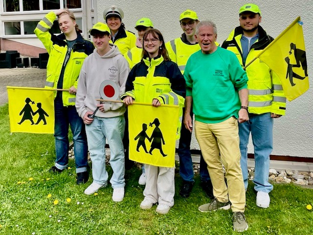 Das Foto zeigt von links nach rechts: Joshua Leffler, Cedric Ohl, Sylvia Gromzik (Polizei), Liam Schneider, Ella Konrad, Jonathan Jung, Klaus A Flieger (Verkehrswach) und Navid Hamidi.